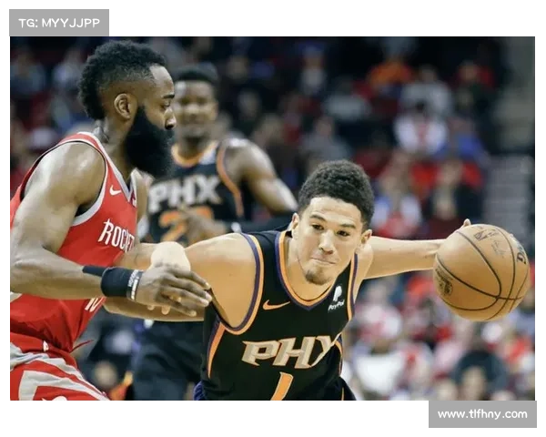 布克精彩表现引发对手无奈反应 展现顶级进攻技巧与控场能力